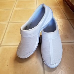 easy spirit mules wide width